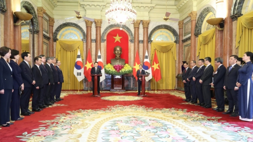 Vietnam and RoK exchange 17 cooperation documents